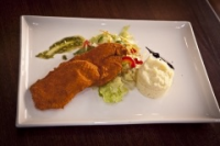 Leroy Cafe | FŰSZERES TEJFÖLBEN PÁCOLT CSIRKEMELL RÁNTVA, BURGONYAPÜRÉVEL, BALZSAMOS SALÁTÁVAL | Menu24.hu