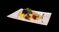 Leroy Cafe | GÖNGYÖLT CSIRKECOMB FILÉ SERRANO SONKÁVAL TÖLTVE, KRÉMES KECSKESAJT MÁRTÁSSAL, BURGONYAPÜRÉVEL | Menu24.hu