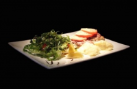 Leroy Cafe | VÖRÖS TONHAL STEAK BABPÜRÉVEL, GRILLEZETT PARADICSOMMAL, OLIVÁS BURGONYAPÜRÉVEL, BALZSAMOS RUKKOLASALÁTÁVAL | Menu24.hu