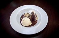Leroy Cafe | BROWNIE VANÍLIA FAGYLALTTAL, MANDULÁVAL | Menu24.hu